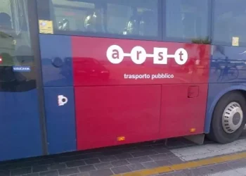 Pullman si scontra con un’auto, due feriti a Isili