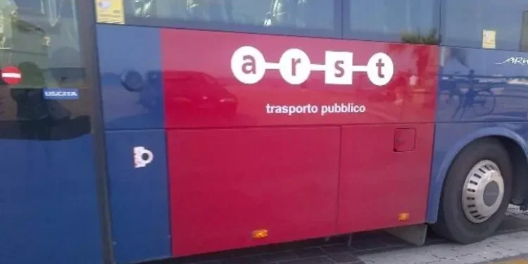 Pullman si scontra con un’auto, due feriti a Isili