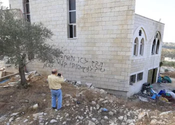 Coloni israeliani incendiano moschea nella Cisgiordania Occupata