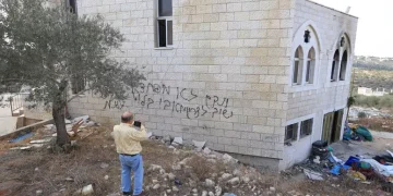 Coloni israeliani incendiano moschea nella Cisgiordania Occupata