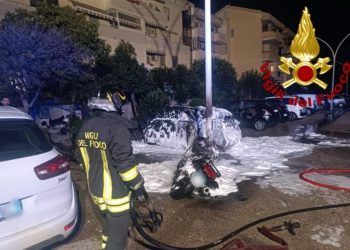 Paura ad Alghero, nella notte in fiamme due moto e due auto