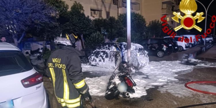 Paura ad Alghero, nella notte in fiamme due moto e due auto
