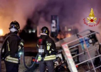 Paura a Cagliari, in fiamme 9 automezzi di una ditta di piattaforme aeree
