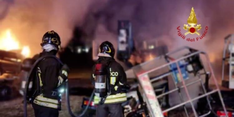 Paura a Cagliari, in fiamme 9 automezzi di una ditta di piattaforme aeree