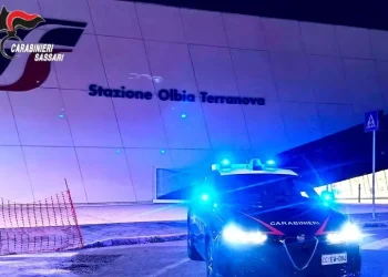 Terrore a Olbia, aggredisce passanti in centro