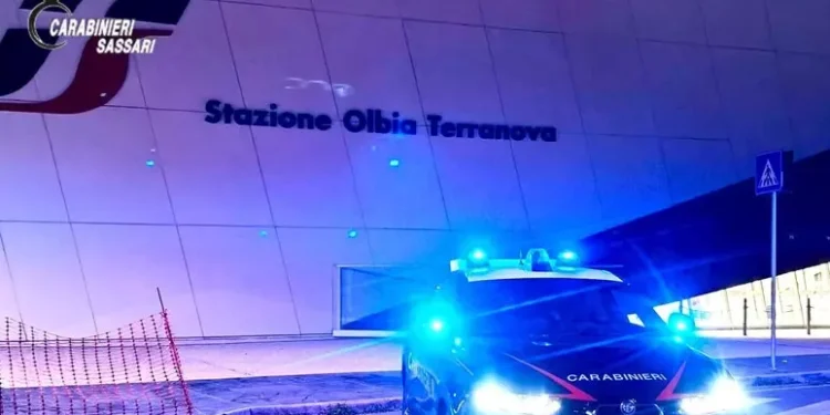 Terrore a Olbia, aggredisce passanti in centro