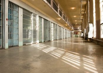 Nelle carceri d’Italia ci sono 26 bambini con le loro mamme. Il garante: “Ma possibile non ci sia alternativa?”