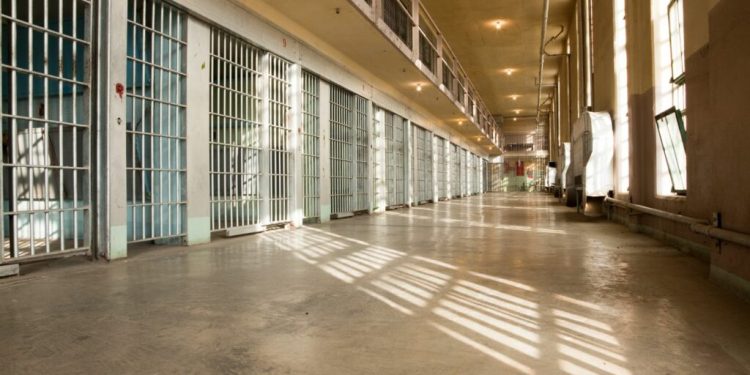 Nelle carceri d’Italia ci sono 26 bambini con le loro mamme. Il garante: “Ma possibile non ci sia alternativa?”