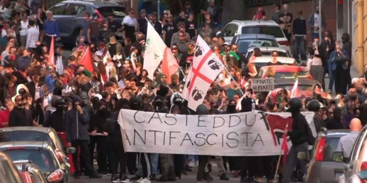 Gli antifascisti denunciano: “Idranti contro i passanti. Lacrimogeni nei balconi”