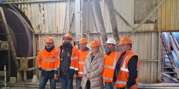 Operai Eurallumina scendono dal silo dopo 12 giorni