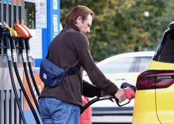 Codacons, in alcuni impianti benzina servita oltre 2,3 euro