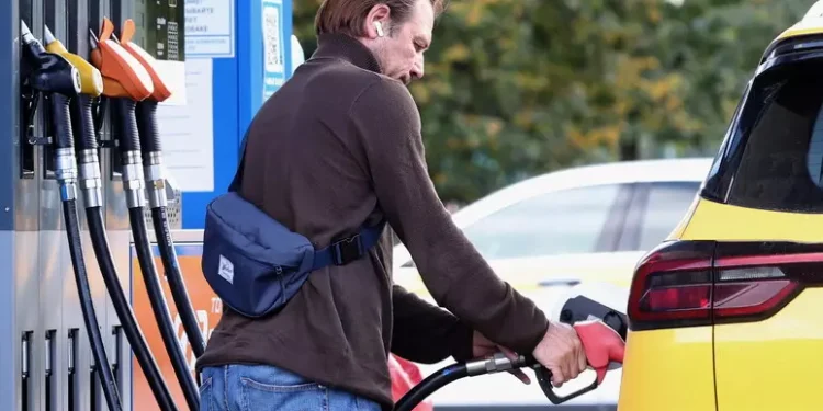 Codacons, in alcuni impianti benzina servita oltre 2,3 euro