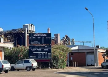 Eurallumina, operai a 40 metri su silo ‘Mimit ci convochi’