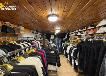 A Cagliari boutique abusiva di capi di lusso con marchi falsi