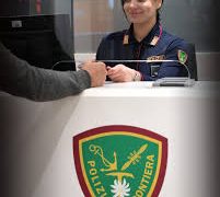 Trasporta in pancia ovuli di cocaina, arrestato 34enne