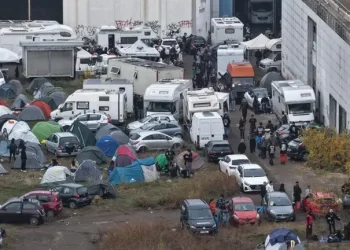 In 5000 al rave abusivo nella ex fabbrica Bugatti a Modena: 300 identificati e 1 arresto