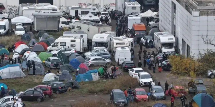 In 5000 al rave abusivo nella ex fabbrica Bugatti a Modena: 300 identificati e 1 arresto