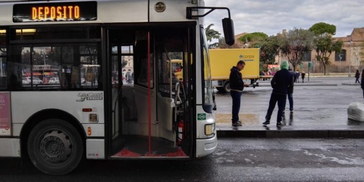 Il 14 novembre è sciopero: si fermano i bus a Roma, studenti e parte del trasporto aereo