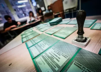 Il centrosinistra avanti in Puglia e Campania con Decaro e Fico. Il centrodestra verso la vittoria con Stefani