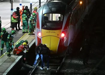Assaltato un treno in Inghilterra, accoltellate 10 persone. Nove in gravi condizioni
