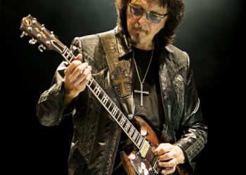 Tony Iommi metterà in palio una delle sue chitarre per raccogliere fondi in sostegno dell’ospedale che l’ha curato