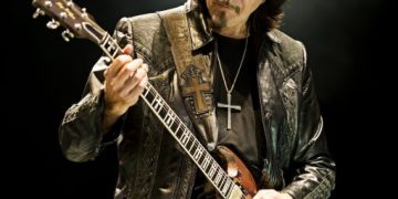 Tony Iommi metterà in palio una delle sue chitarre per raccogliere fondi in sostegno dell’ospedale che l’ha curato