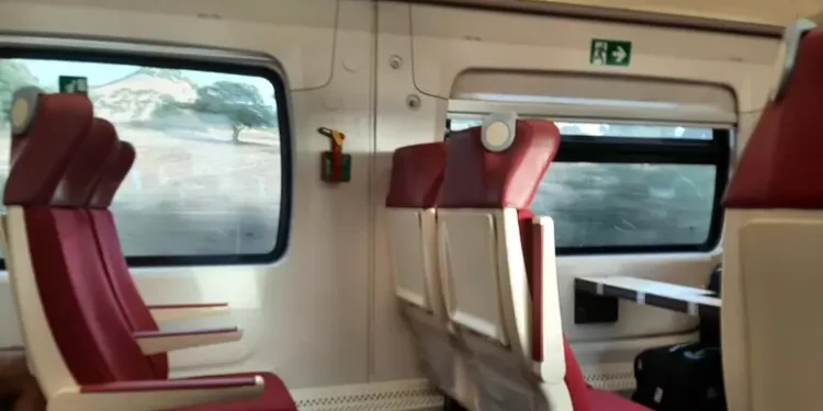 Minaccia capotreno col coltello, 20enne denunciato a Oristano