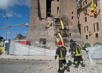 Crollo Torre dei Conti, estratto vivo dopo 11 ore l’operaio rimasto sotto le macerie