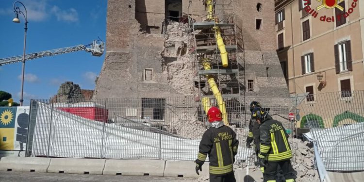 Crollo Torre dei Conti, estratto vivo dopo 11 ore l’operaio rimasto sotto le macerie