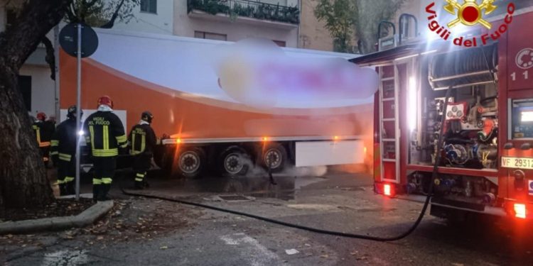 Panico ad Alghero, camion in fiamme