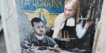 Giorgia Meloni ospita Zelensky a Roma: a Cagliari nuova ondata di adesivi col logo “Fratelli d’Ucraina”