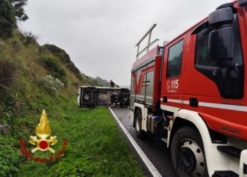 Grave incidente sulla SS 131: autista di un furgone trasportato in ospedale