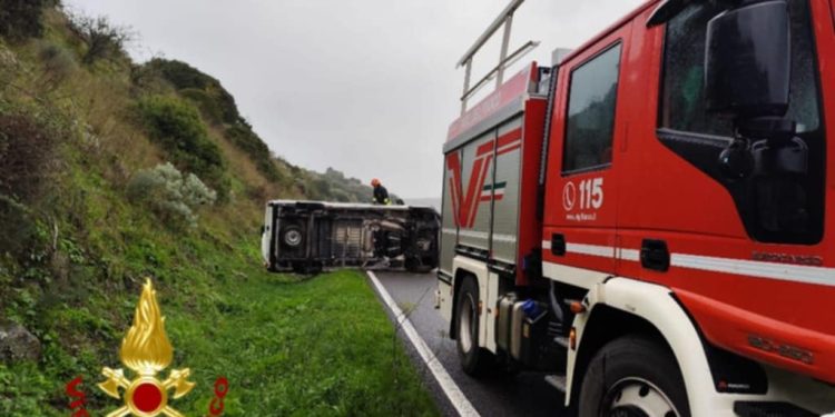 Grave incidente sulla SS 131: autista di un furgone trasportato in ospedale