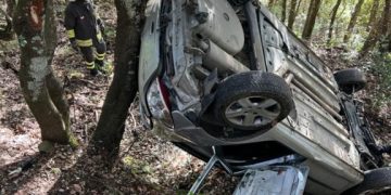 Austis, perde il controllo della macchina ed esce di strada: un ferito grave