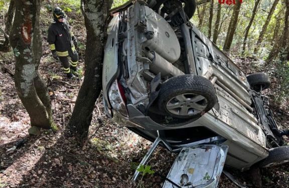 Austis, perde il controllo della macchina ed esce di strada: un ferito grave