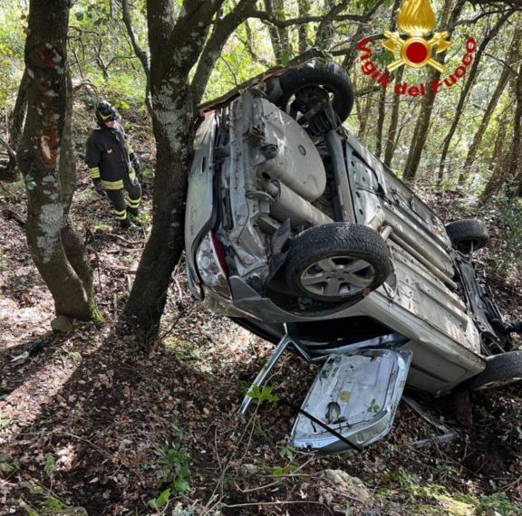 Austis, perde il controllo della macchina ed esce di strada: un ferito grave