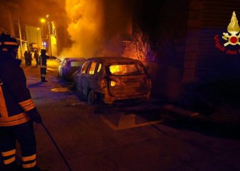 Paura a Teti: tre auto in fiamme
