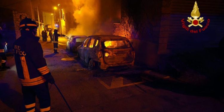 Paura a Teti: tre auto in fiamme
