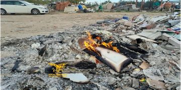 Sorpreso in flagranza mentre bruciava rifiuti speciali in un terreno agricolo: una denuncia