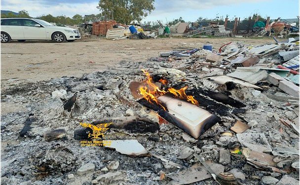 Sorpreso mentre bruciava rifiuti speciali in un terreno agricolo: una denuncia