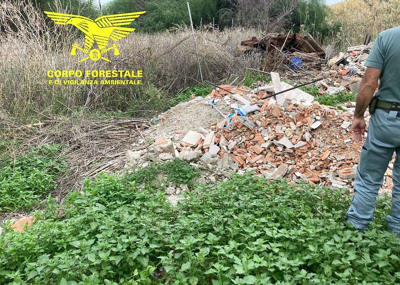 Abbandono di rifiuti nel parco di Molentargius, due indagati dalla Forestale
