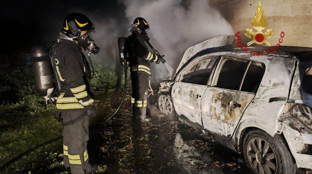 Auto in fiamme nelle campagne di Decimomannu