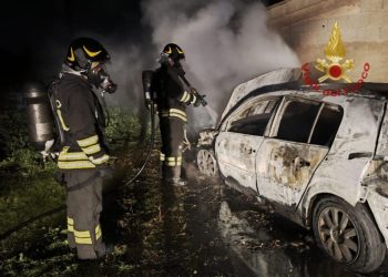 Auto in fiamme nelle campagne di Decimomannu