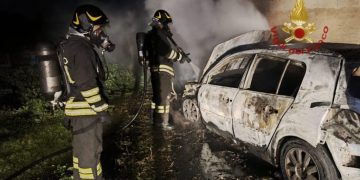 Auto in fiamme nelle campagne di Decimomannu