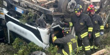 Grave incidente a Porto Torres: compattatore si ribalta, conducente intrappolato tra le lamiere