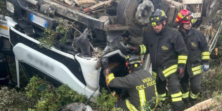 Grave incidente a Porto Torres: compattatore si ribalta, conducente intrappolato tra le lamiere