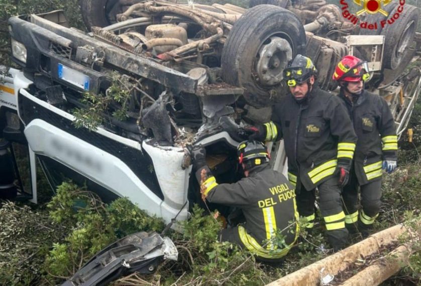 Grave incidente a Porto Torres: compattatore si ribalta, conducente intrappolato tra le lamiere