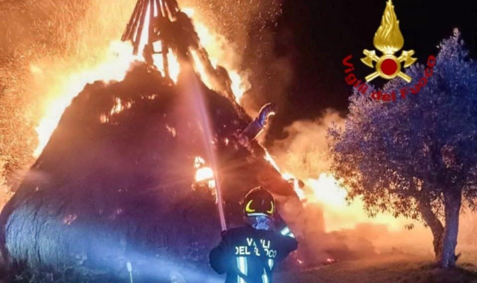 Paura a Marrubiu, in fiamme pinneto: intervengono i vigili del fuoco