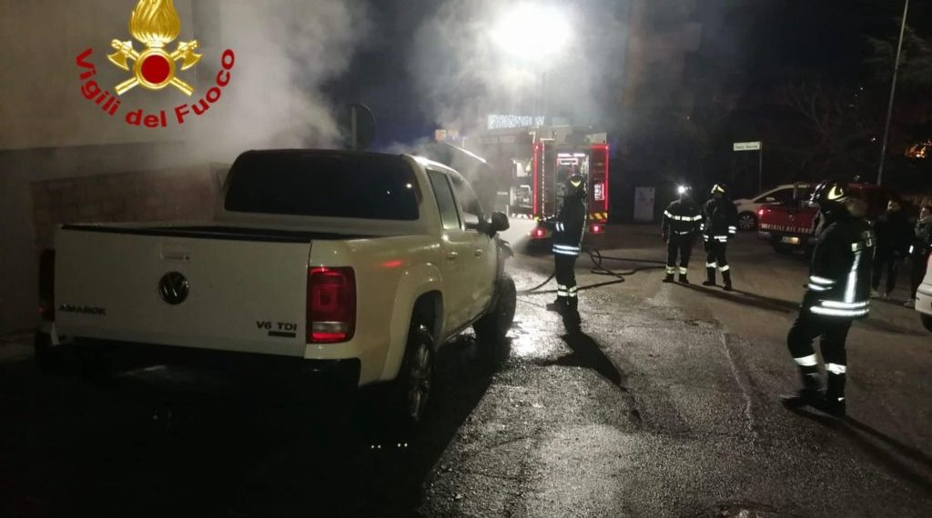 Incendio d’auto a Nuoro: distrutto un pick-up in via Pablo Neruda