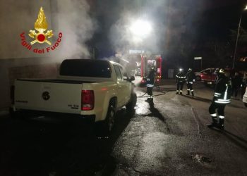 Incendio d’auto a Nuoro: distrutto un pick-up in via Pablo Neruda
